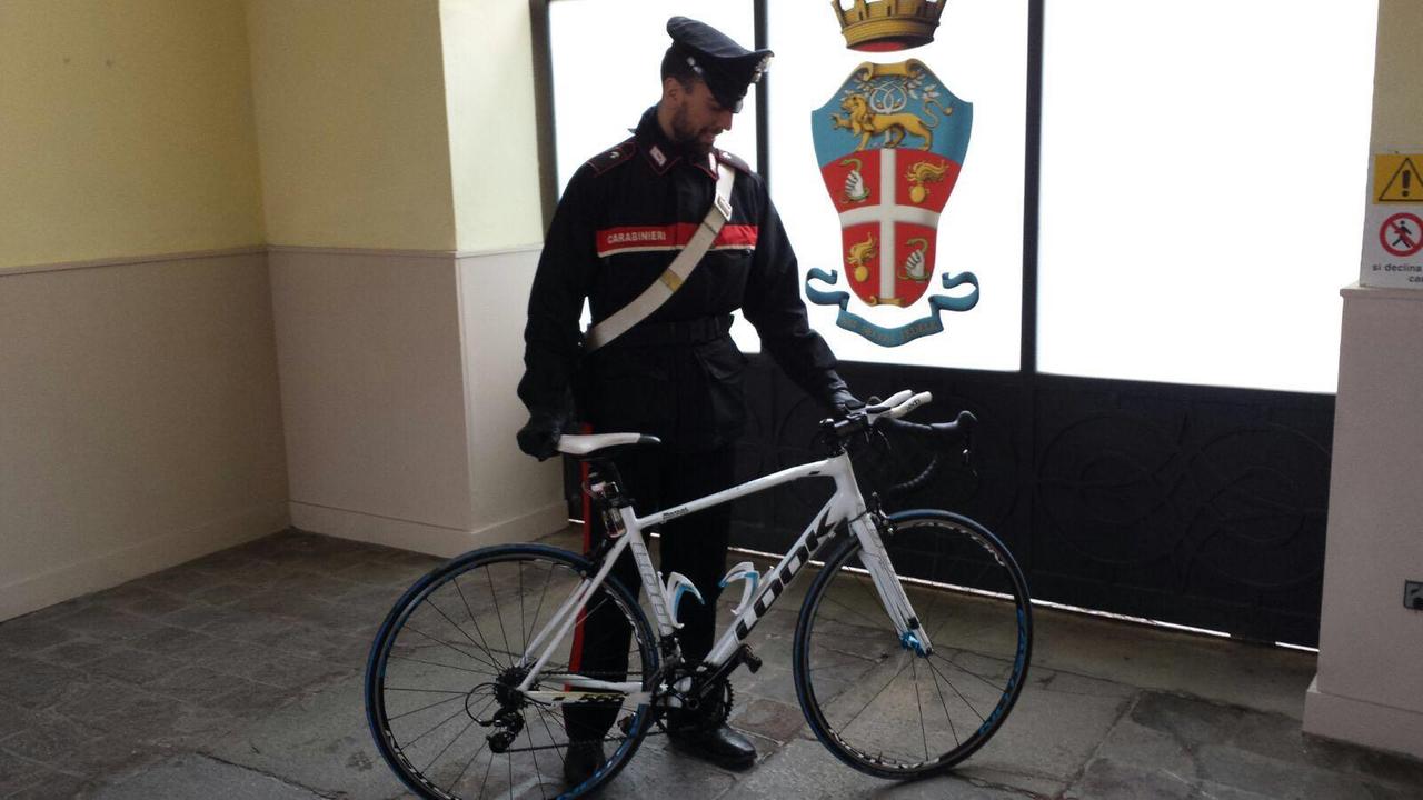 Le rubano la bici e posta la foto su Facebook, i carabinieri gliela ritrovano