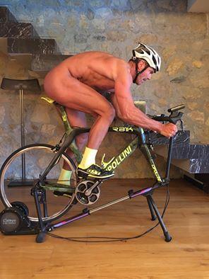 Cipollini si allena nudo sulla bici, foto (provocatoria) su Facebook 