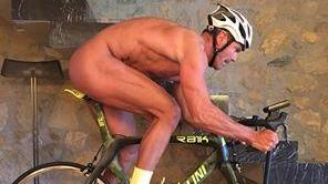 Cipollini si allena nudo sulla bici, foto (provocatoria) su Facebook