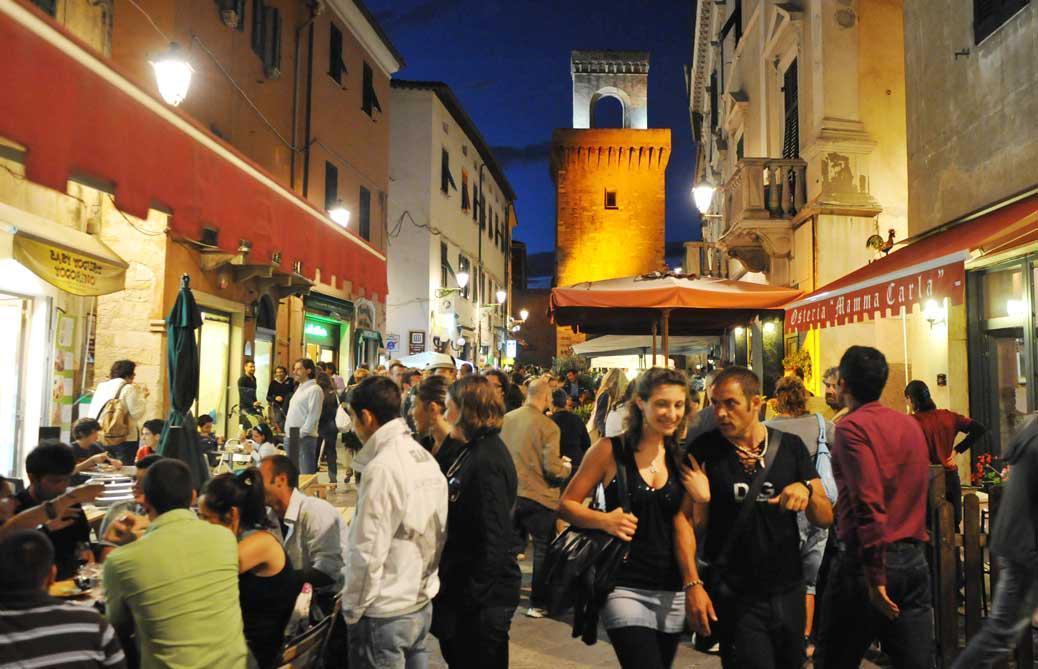 Tendaggi, ombrelloni e gazebo: il Comune ora vuole uniformità negli arredi del centro (foto PaBar)