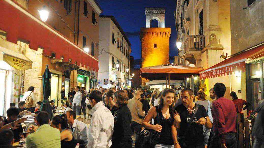 Tendaggi, ombrelloni e gazebo: il Comune ora vuole uniformità negli arredi del centro (foto PaBar)