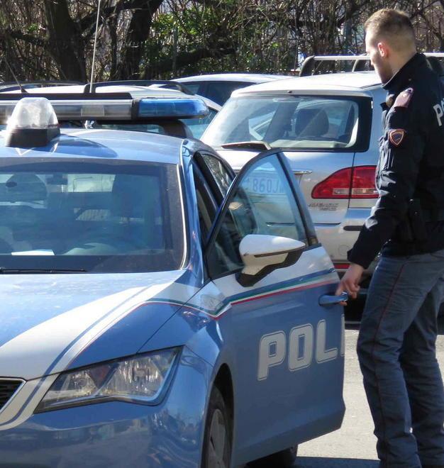 Ottantenne picchiata nel parcheggio del supermercato da un rapinatore