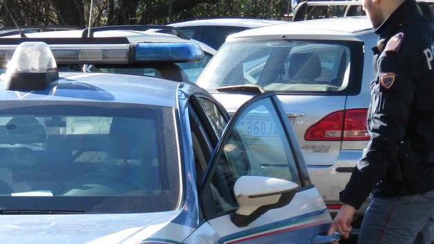 Ottantenne picchiata nel parcheggio del supermercato da un rapinatore