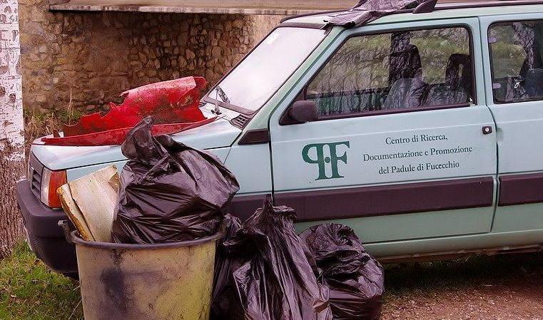 Volontari raccolgono rifiuti in Padule