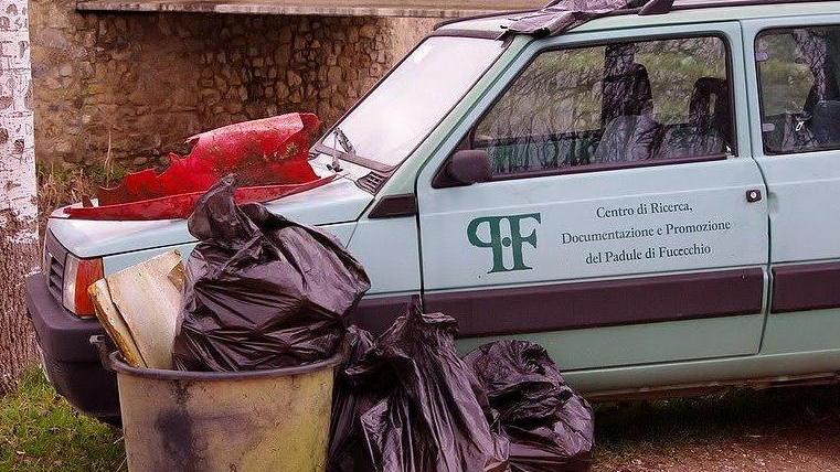 Volontari raccolgono rifiuti in Padule