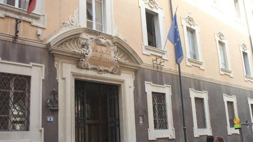 Finisce ai domiciliari per tentata estorsione