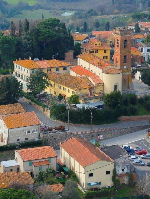 Nuova pavimentazione nella piazza 