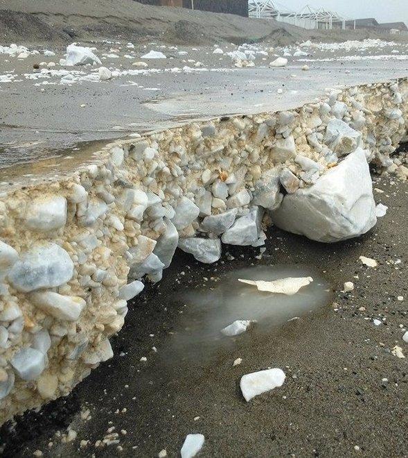 Aiuto, gli scogli ci sono ma sono sulla spiaggia 