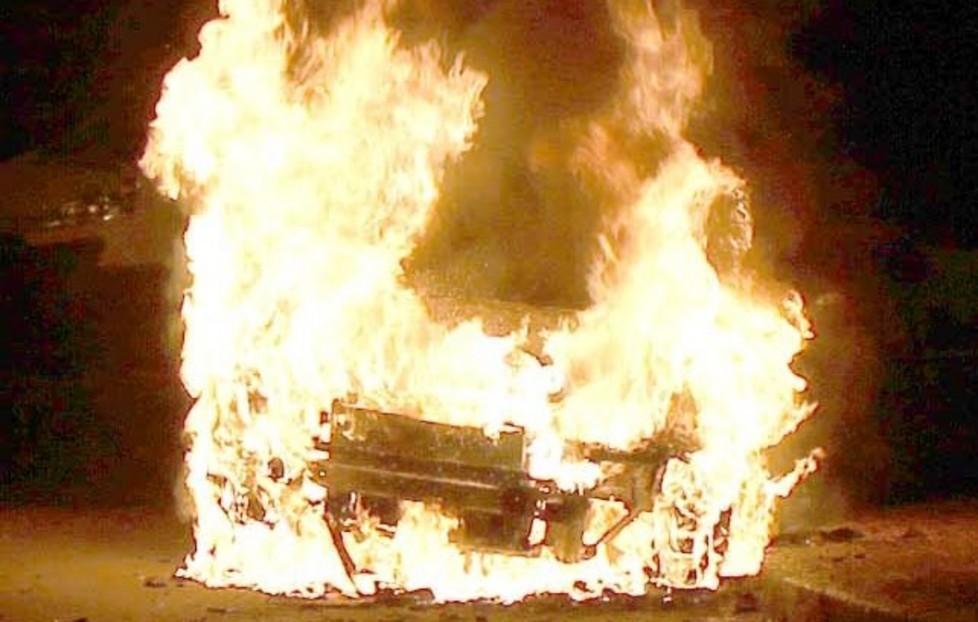 Notte di fuoco, bruciate due auto