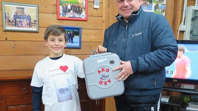 Ecco il quinto defibrillatore: un dono per il Tennis club