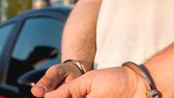 Evade per minacciare la moglie, arrestato