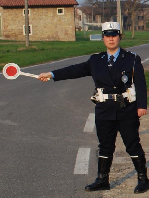 I vigili “fermano” la comandante 