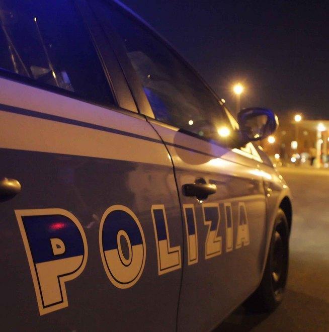 Accoltellamento in centro storico, cinque agenti contusi