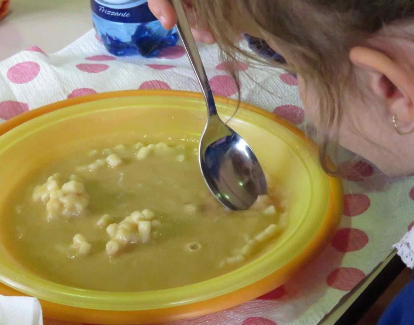 Scuola, allarme alla mensa delle elementari: pezzi di metallo nella pasta 