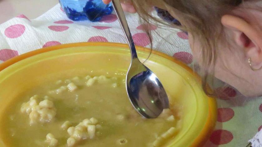 Scuola, allarme alla mensa delle elementari: pezzi di metallo nella pasta