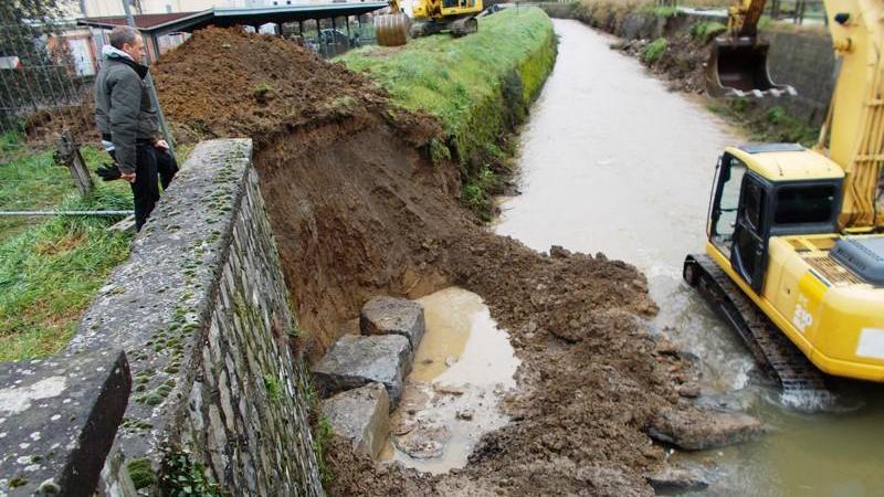 I lavori di riparazione delle sponde del torrente Iolo a Galciana