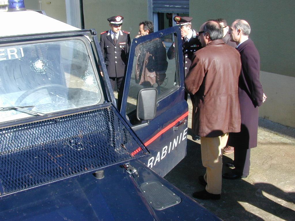 La camionetta dei carabinieri dopo l'assalto del 2003
