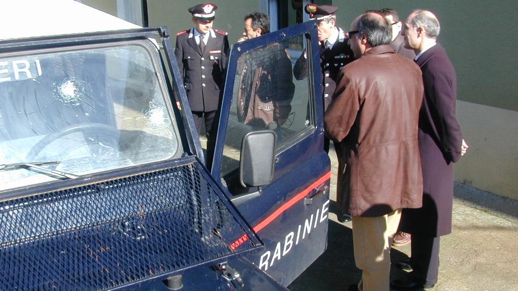 La camionetta dei carabinieri dopo l'assalto del 2003