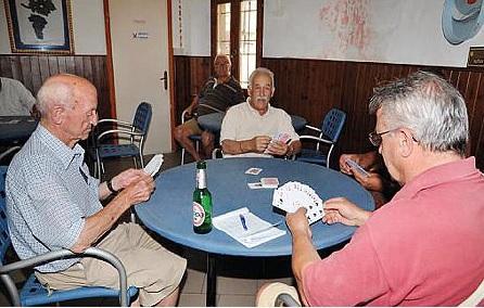 Anziani al bar (foto d'archivio)