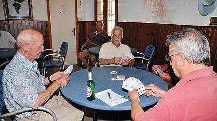 Anziani al bar (foto d'archivio)