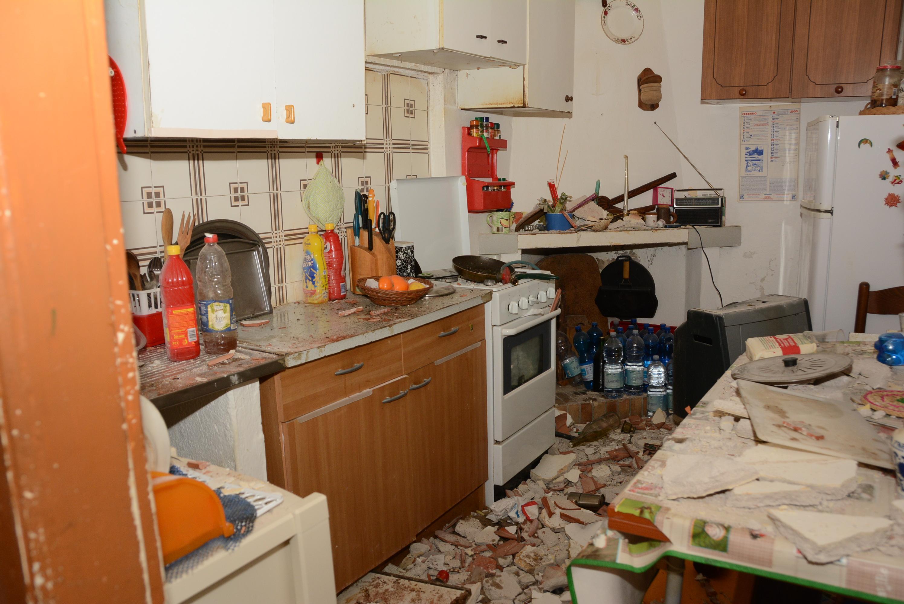 I calcinacci del soffitto crollato nella casa in via Fiume d'Italia a Olbia