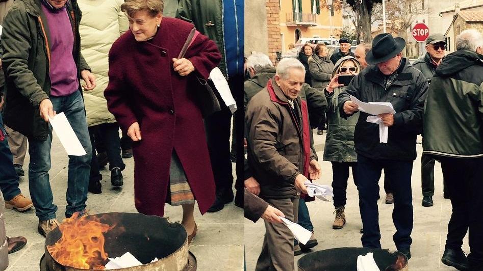 Due momenti della protesta in piazza a Monticello Amiata