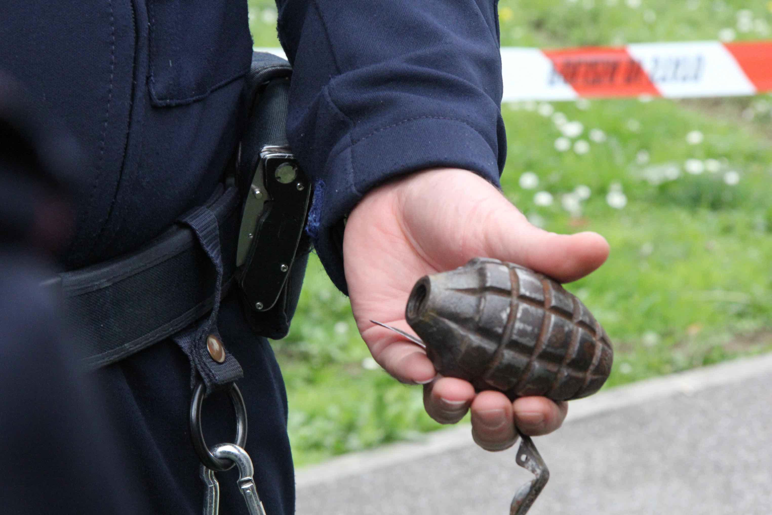 La bomba a mano recuperata dalla polizia a San Giorgio a Colonica (foto Batavia)