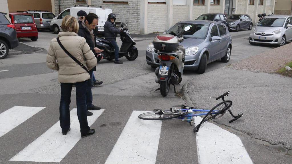 La bici e il punto dell'incidente (Marzi/Pentafoto)