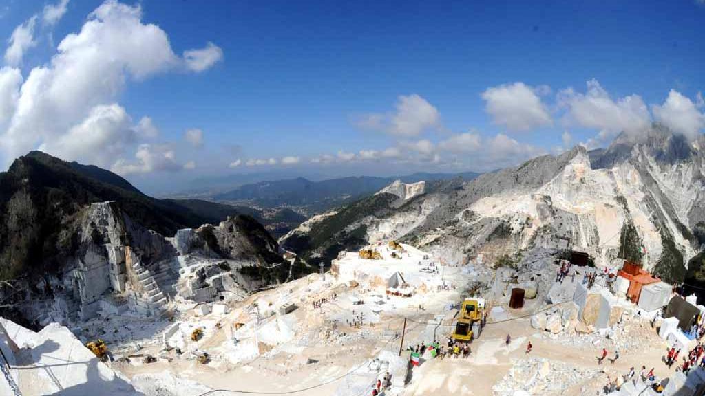 Nero alle cave, trenta denunce