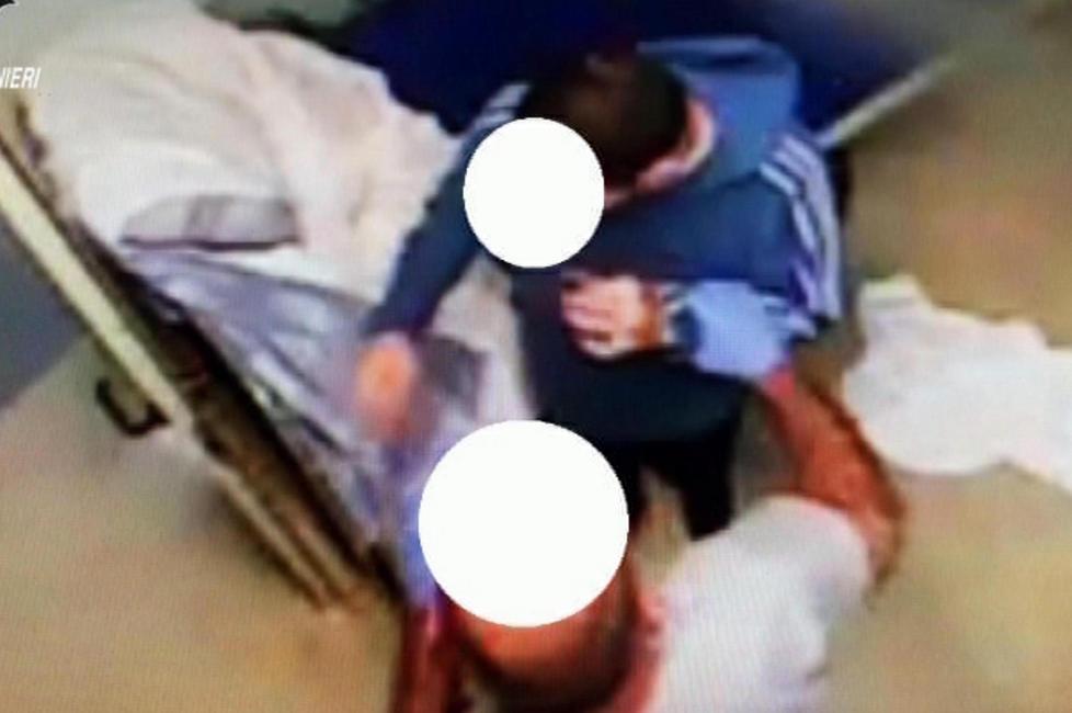 Aias, la difesa di un operatore: «Schiaffi ai pazienti? Spesso è colpa dello stress» 