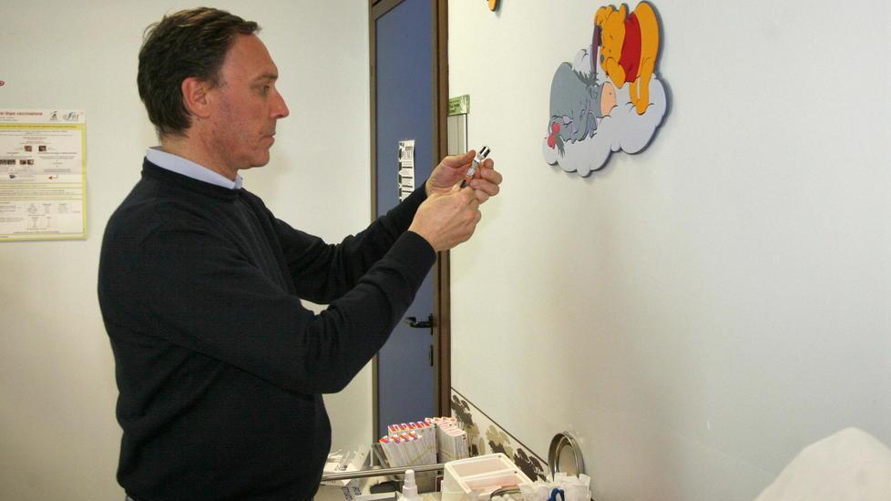 Medico dell'Asl mentre prepara un vaccino