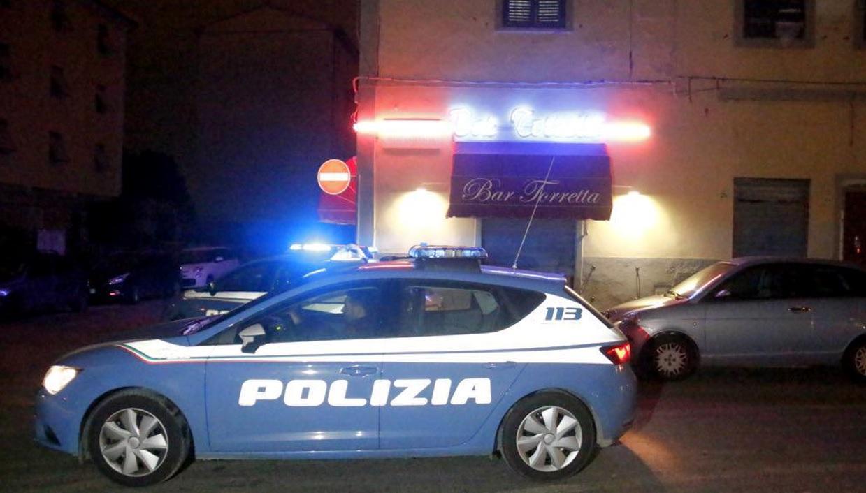La volante della polizia davanti al bar di Torretta (Marzi Pentafoto)