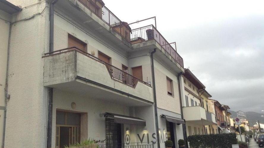 Paura a Villa Fiorita, lite tra “amici” a colpi di mannaia