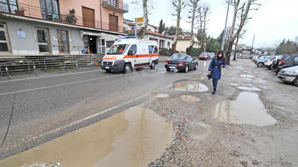 Costretti a fare lo slalom tra le buche piene d’acqua