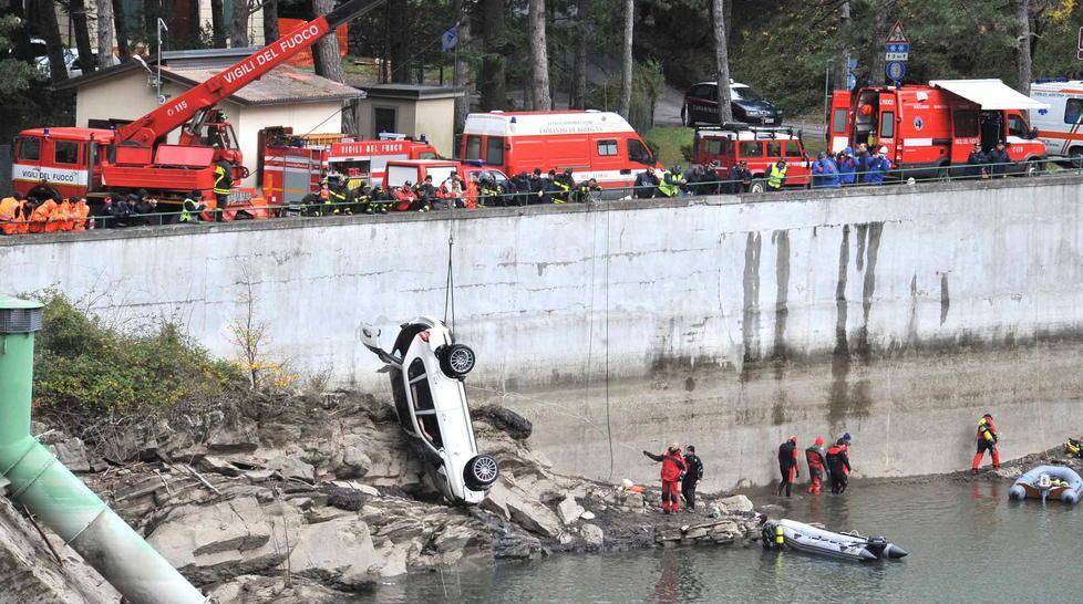 Volò con l’auto nel lago ma dopo l’infarto 