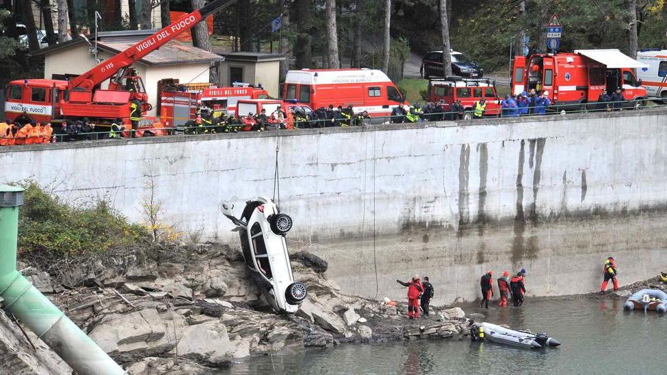 Volò con l’auto nel lago ma dopo l’infarto
