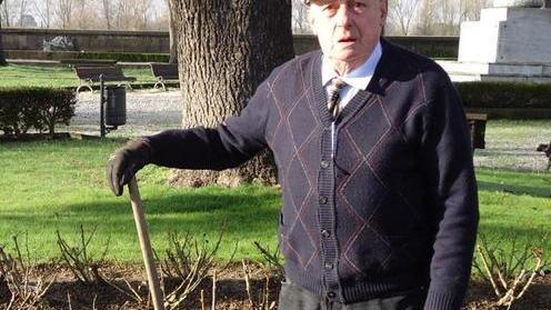 Il pensionato che pulisce le aiuole