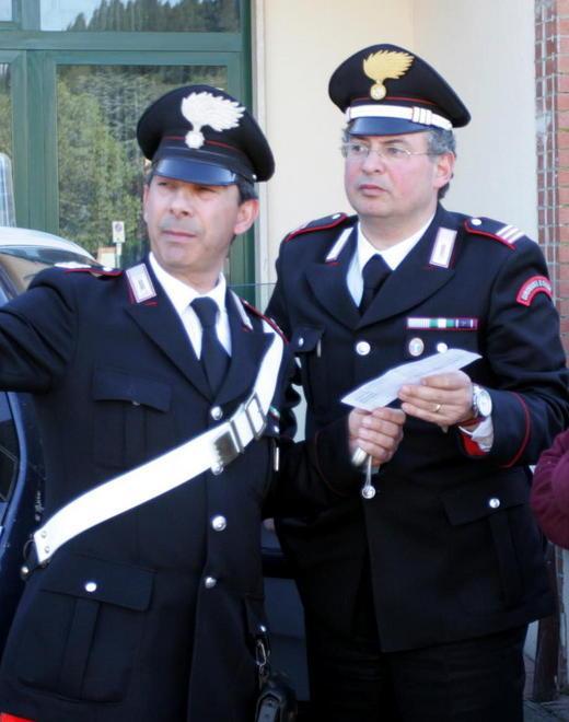 Scoperti a rubare inseguiti nella notte ma fuggono a piedi 