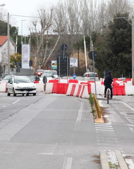 Via la pista ciclabile e i cittadini discutono e si dividono