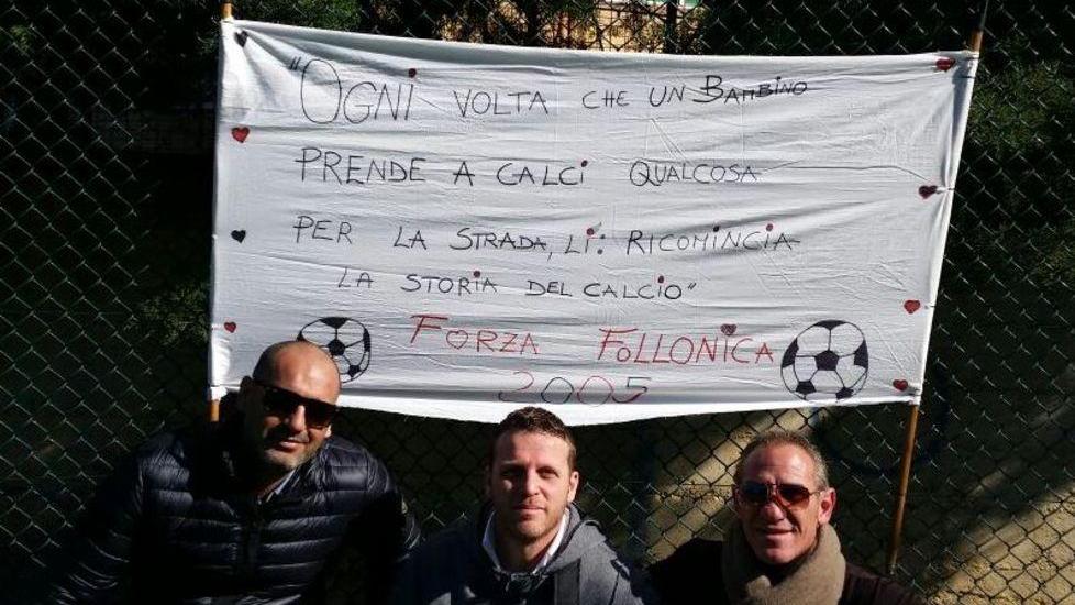 Il calcio comincia dalla strada Lo striscione dei genitori