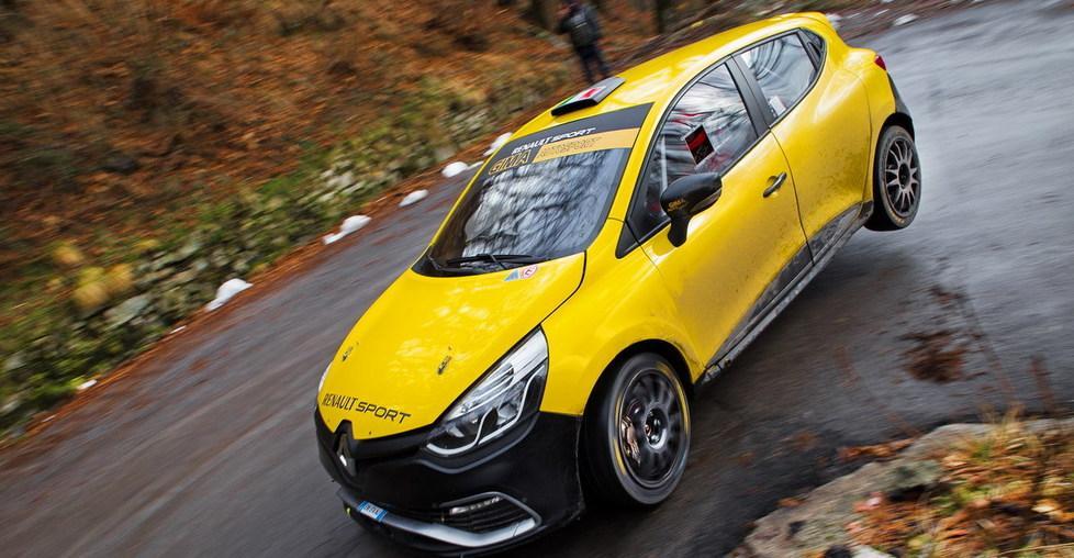 Primo test per il pilota Panzani alla guida di una Renault Clio 