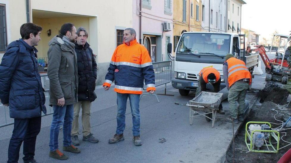 Con i marciapiedi arrivano i lampioni