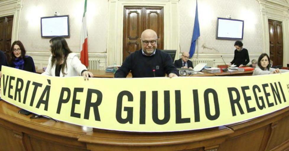 E anche la giunta tira fuori lo striscione