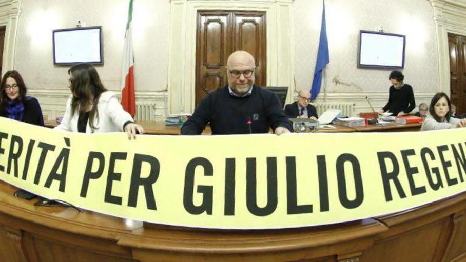 E anche la giunta tira fuori lo striscione