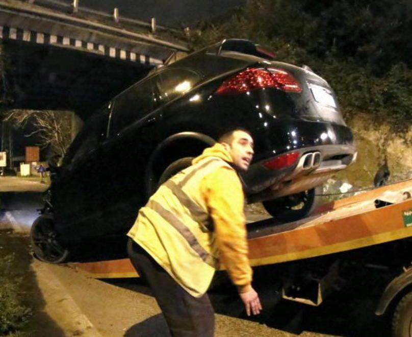 Con la Porsche Cayenne va a sbattere nel sottopasso 