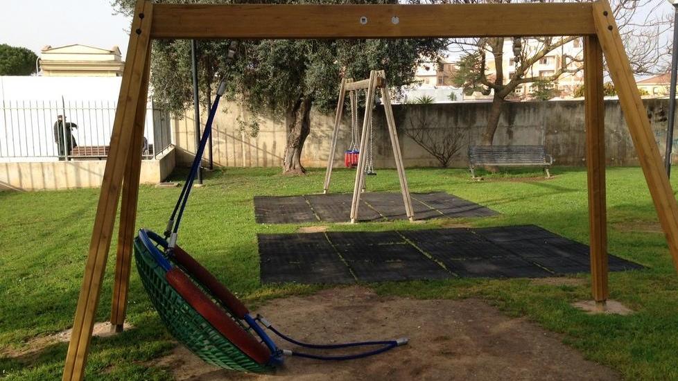 Rotta l’altalena dei bambini