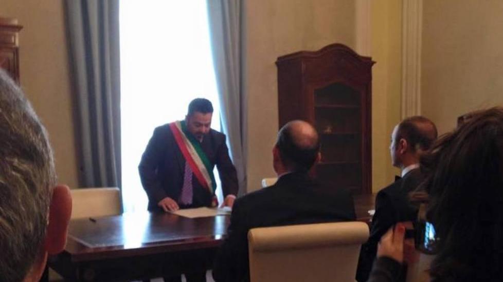 L’argomento è serio, il matrimonio è finto