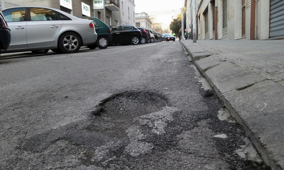 Un altro “cratere” in via Torres