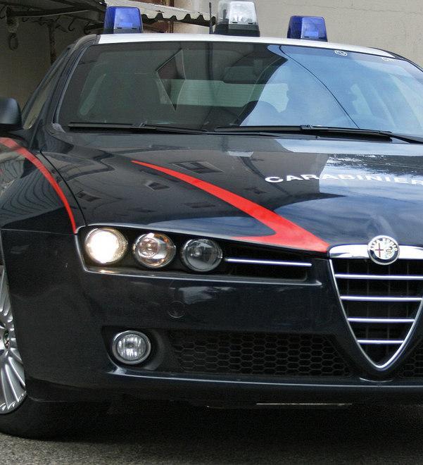 Litiga con la compagna in casa Picchia e colpisce i carabinieri