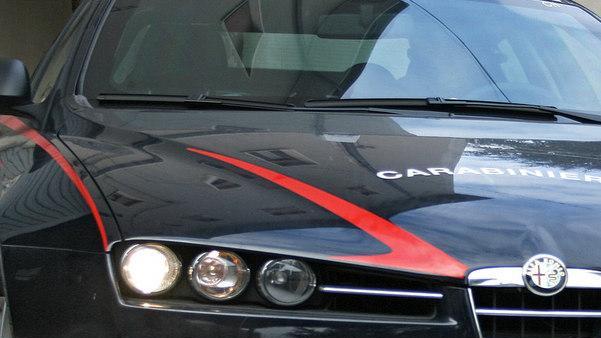 Litiga con la compagna in casa Picchia e colpisce i carabinieri